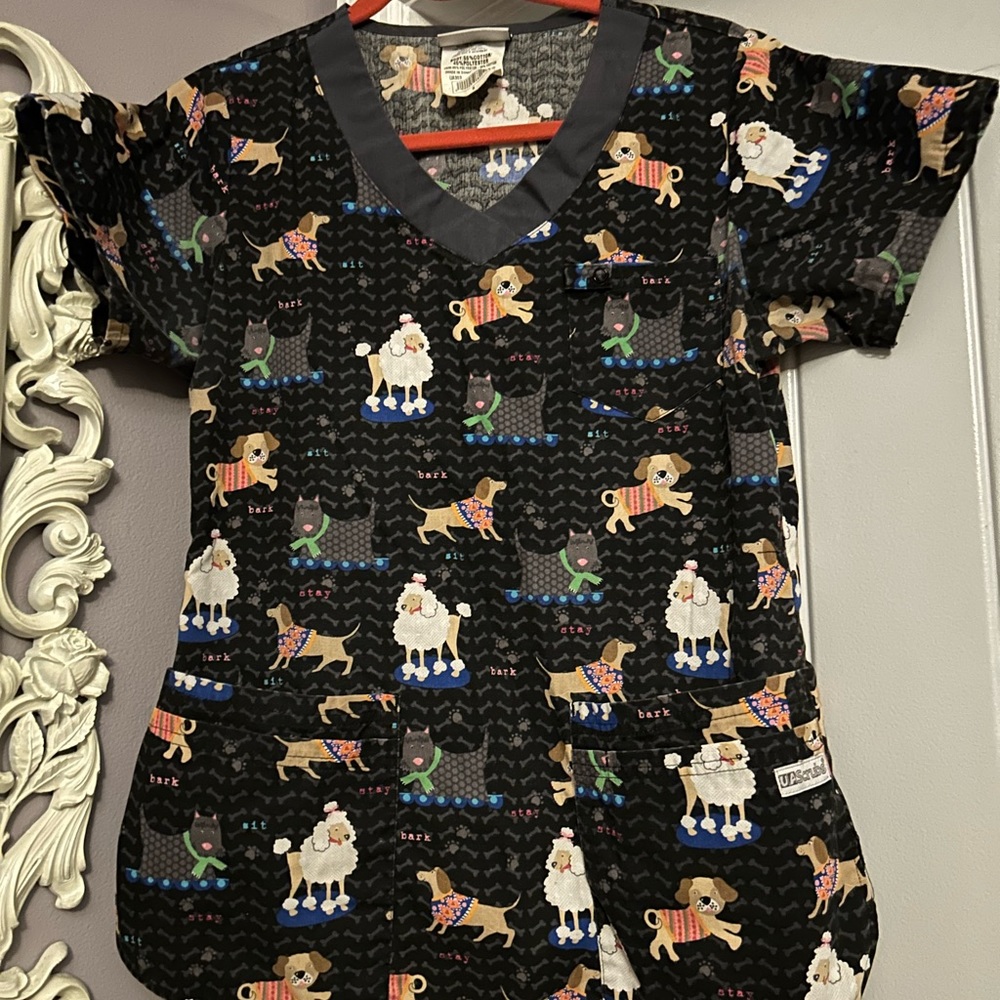 Scrub Top S Dogs UA Pups Like New!